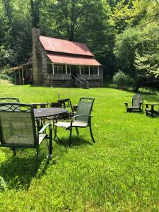 Zahrada ubytování Secluded Family-Friendly Cabin Rental on 90 Acres in Newland, North Carolina