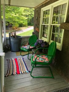 Posezení v ubytování Secluded Family-Friendly Cabin Rental on 90 Acres in Newland, North Carolina