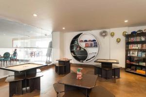 Η βιβλιοθήκη του διαμερίσματος