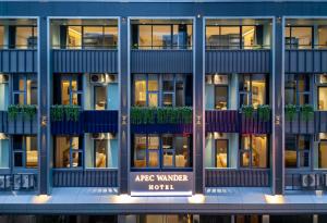 een appartementencomplex met een bord ervoor bij APEC WANDER HOTEL - Near Tan Dinh Market in Ho Chi Minh-stad