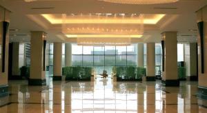 瀋陽市にあるLiaoning Friendship Hotelの建物のロビーに人が座っている