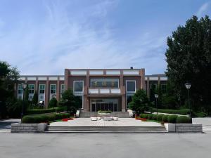 瀋陽市にあるLiaoning Friendship Hotelの正面に中庭がある大きな建物