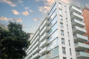 布宜诺斯艾利斯Dazzler by Wyndham Polo的公寓大楼设有阳台,享有蓝色的天空