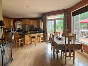 Sammamishにある1 BR in a Lakeview House Near Redmond DTのテーブルと椅子のあるキッチンとダイニングルーム +10枚の写真