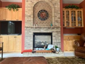 TV a/nebo společenská místnost v ubytování 1 BR in a Lakeview House Near Redmond Downtown