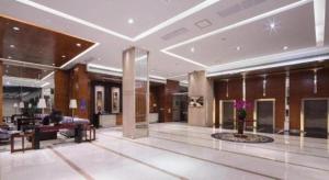 東莞市にあるLeisure Hotelのソファとテーブルのある建物のロビー