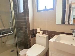 un bagno con wc, lavandino e doccia di Stay With Me CBD Apartment - Rivergate Building ad Ho Chi Minh Altre 24 foto