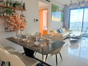 una sala da pranzo con tavolo, bicchieri e sedie di Stay With Me CBD Apartment - Rivergate Building ad Ho Chi Minh