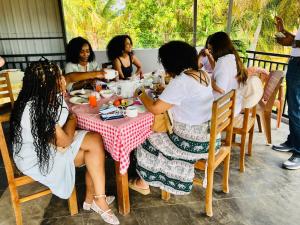 een groep vrouwen die aan een tafel eten bij Ryan Residence & Restaurant in Negombo