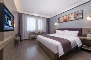 Postel nebo postele na pokoji v ubytování GYA Jiaxing Tongxiang City Century Avenue Hotel + 85 fotografií