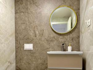 une salle de bain avec un lavabo et un miroir dans l'établissement One-Bedroom Apartment With Terrace, à Sreser 4 autres photos