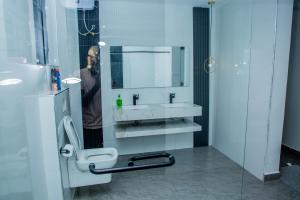 KibosZikora Villa Kisumu的浴室里有洗手池和镜子 更多27张照片