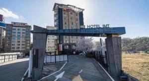 Chak-kolにあるNostalgia Hotelの建物の前にあるホテルミールの看板