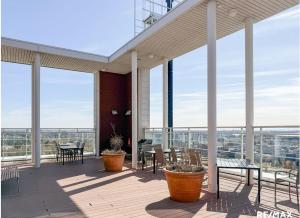 En balkon eller terrasse på Kaksio Leppävaaran tornissa + 2 billeder