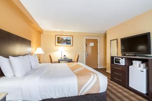 Una cama o camas en una habitación de Quality Inn North Conway