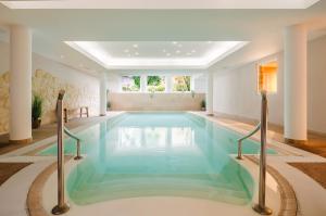 a swimming pool in a hotel room with a pool at Moin Hotel Cuxhaven in Cuxhaven