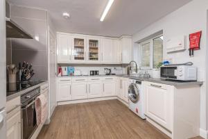 Una cocina o cocineta en Cozy 4BR Walk To Huddersfield Hospital Game Wifi