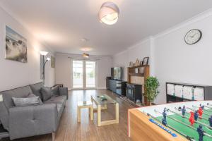 Un lugar para sentarse en Cozy 4BR Walk To Huddersfield Hospital Game Wifi