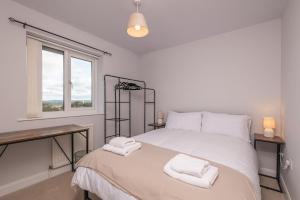 Una cama o camas en una habitación de Cozy 4BR Walk To Huddersfield Hospital Game Wifi