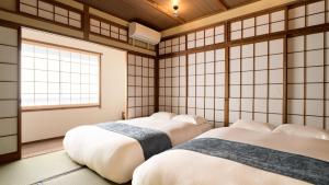 大阪市にあるKonjaku-so - Vacation STAY 62017vの窓のある部屋にベッドが2つある