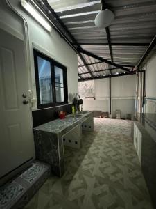 Una habitación grande con un mostrador y una ventana. en บ้านเดี่ยวหางดง ย่านมหาวิทยาลัยนอร์ทเชียงใหม่, en Ban Phae Buak Ha