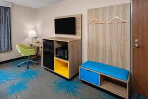 Μια τηλεόραση ή/και κέντρο ψυχαγωγίας στο Days Inn by Wyndham Eagle River