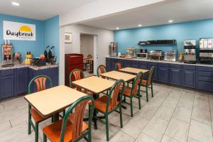 Η κουζίνα ή μικρή κουζίνα στο Days Inn by Wyndham Eagle River