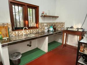 Kuchyň nebo kuchyňský kout v ubytování il Mio Mirissa + 51 fotografií