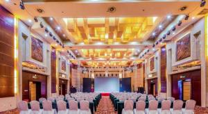 a large room with rows of chairs and a screen at Pingyao Fengyan Jianguo Hotel in Pingyao