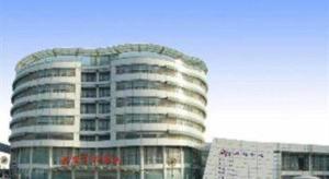 上海市にあるShanghai Noble Centerの前に看板がある高い建物