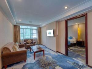 TV a/nebo společenská místnost v ubytování Zhaoqing Shanshui Fashion Hotel Duanzhou Road Branch