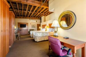 Una habitación de hotel con una cama, un escritorio y un espejo. en Jackson Park Inn, an Ascend Collection Hotel, en Pulaski 47 fotos más