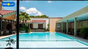 マランにあるRegent's Park Hotelの建物の真ん中にあるプール