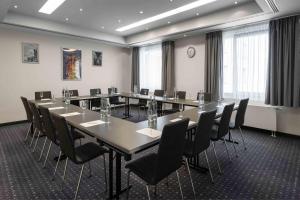 una sala de conferencias con una mesa larga y sillas en Ramada by Wyndham Essen, en Essen 133 fotos más