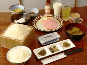 uma mesa com arroz e outros itens alimentares em Chouchinya em Nozawa Onsen