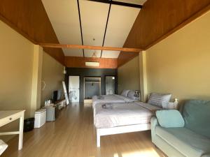 Großes Zimmer mit 2 Betten und einem Sofa in der Unterkunft 17 Carfe-Villa-Camper in Pong Talong