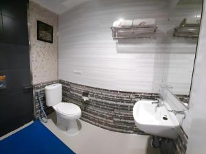 um banheiro com vaso sanitário e pia em Queen City Hotel em Bugis mais 87 fotografias
