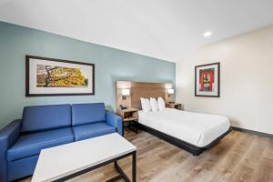 ローリーにあるMainStay Suites Raleigh Northのベッドとソファのあるホテルの部屋 +41枚の写真