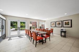 ローリーにあるMainStay Suites Raleigh Northのテーブルと椅子のあるダイニングルーム