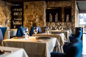 a row of tables with wine glasses in a restaurant at Radisson Blu Acqua Hotel & Spa Concon in Concón