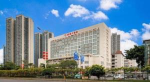 um grande edifício com uma placa de hotel em cima em Foshan Xin Hu Hotel em Nanhai