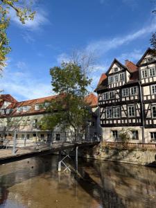 エアフルトにあるKrämernestの建物前の川橋