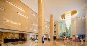 重慶市にあるGrand Metropark Hotel Chongqingの大きな建物のあるショッピングセンターのロビー