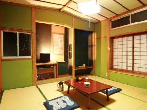 Televízia a/alebo spoločenská miestnosť v ubytovaní Sunrise Meiji-ya