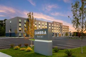 een hotelbord voor een parkeerplaats bij Cambria Hotel & Suites Plymouth in Plymouth