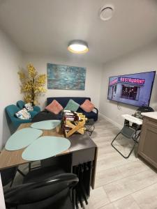 Televiisor ja/või meelelahutuskeskus majutusasutuses Cozy and modern two bedroom guest suite +12 fotot