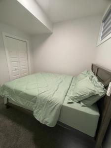 Voodi või voodid majutusasutuse Cozy and modern two bedroom guest suite toas