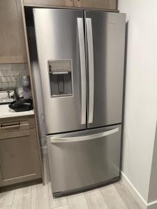 Köök või kööginurk majutusasutuses Cozy and modern two bedroom guest suite