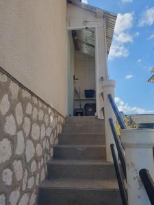 een trap naar een huis met een deur bij Maison agreable in Blois