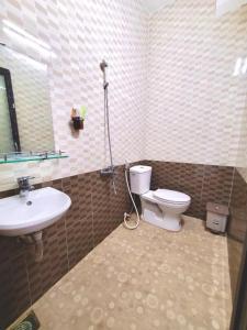 a bathroom with a toilet and a sink at Nhà Nghỉ Thành Duy in Quang Ngai